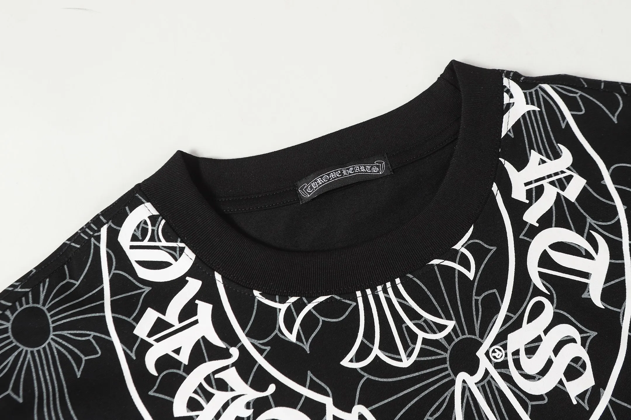 P170 Chrome Hearts CH Chrome Hearts Dark Pattern Color Horseshoe Sanskrit Short Sleeve T-shirt Uses direct injection imported machine printing Hardware and accessories are all milled and customized Correctly configured Black 2025 Chrome Hearts genuine packaging 260 grams of custom-dyed double yarn cotton Large version Loose and stylish Differentiated from low version slim and long version The upper body stretches the hips 100% commitment: top quality Do not make fast food The highest version on the market Top quality - different from the ordinary versions on the market If you care about quality, you should also respect the price. Absolutely 0 after-sales service and 0 return rate so far. It’s hard not to love the style - 260g double yarn cotton custom dyed fabric - Correct high-density main mark, washed tag, hand-sewn